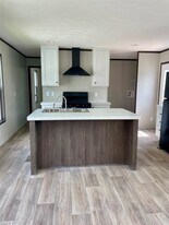 720 S Shanks St in Clute, TX - Building Photo