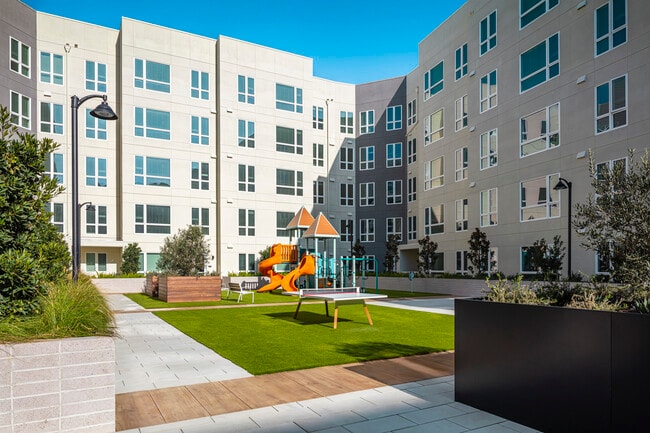 View at Blossom Hill in San Jose, CA - Foto de edificio - Building Photo