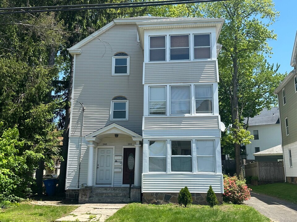240 Linwood St-Unit -2 in New Britain, CT - Building Photo