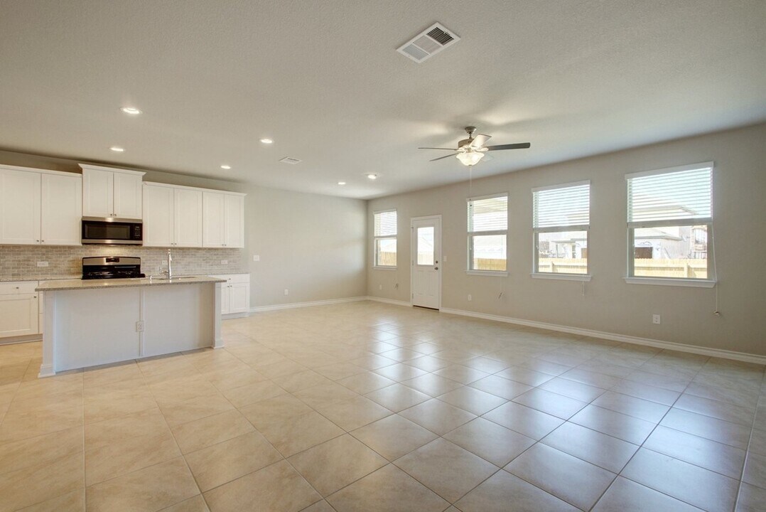 1409 Eagle Ray St in Leander, TX - Foto de edificio