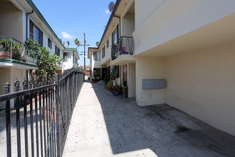 162 N Mariposa Ave in Los Angeles, CA - Foto de edificio - Building Photo