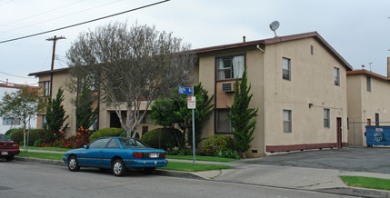 7400-7408 Canby Ave in Reseda, CA - Building Photo - Building Photo