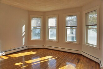 252 Ash St, Unit 02 in Waltham, MA - Building Photo - Building Photo