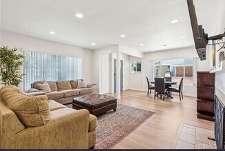 5340 E Mezzanine Way in Long Beach, CA - Building Photo - Building Photo