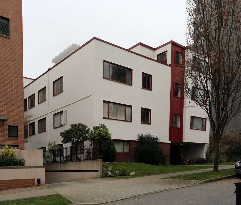 1675 Harwood St in Vancouver, BC - Building Photo