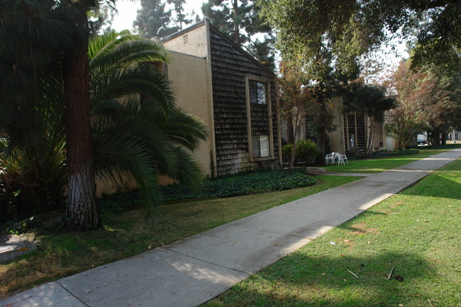 666 N Hill Ave in Pasadena, CA - Foto de edificio - Building Photo