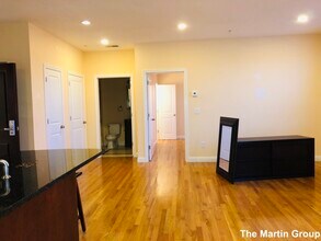 102 Fellsway W, Unit #401 in Somerville, MA - Foto de edificio - Building Photo