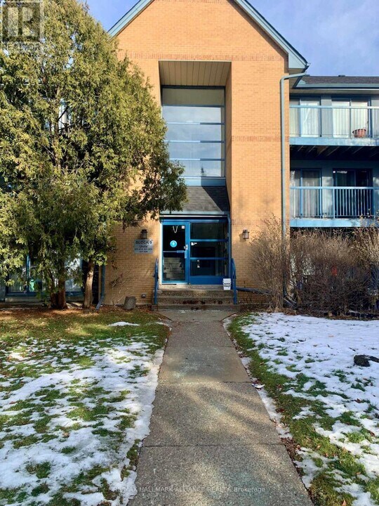 95 Trailwood Dr in Mississauga, ON - Building Photo