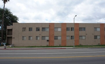 21700 Roscoe Blvd in Canoga Park, CA - Foto de edificio - Building Photo