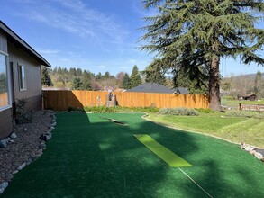 1964 Cloverlawn Dr in Grants Pass, OR - Foto de edificio - Building Photo