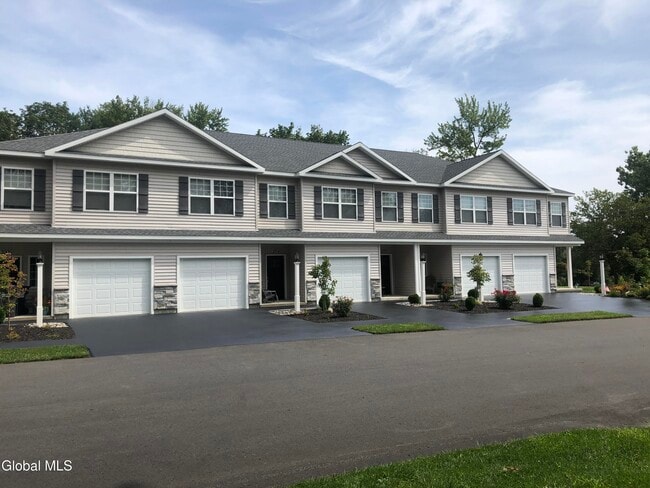 2011 Rdg Mnr Ct in Niskayuna, NY - Building Photo - Building Photo