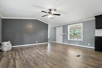 12560 Royal W Dr in Conroe, TX - Building Photo - Building Photo