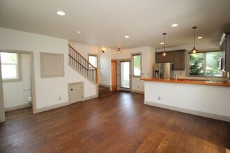 2273 SE 77th Ave in Portland, OR - Building Photo - Building Photo