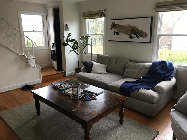 5608 Lone Oak Dr in Bethesda, MD - Foto de edificio - Building Photo