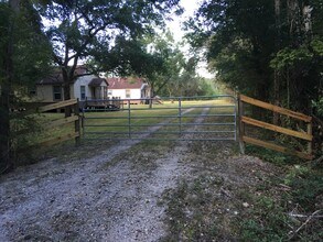 521 County Road 192 in Liverpool, TX - Building Photo - Building Photo