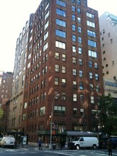 30 E 76th St in New York, NY - Foto de edificio - Building Photo