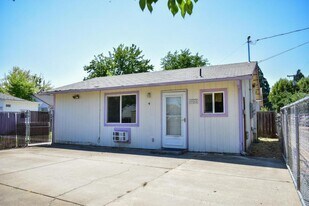 926 Mount Pitt Ave in Medford, OR - Building Photo