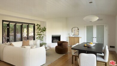 5692 Holly Oak Dr in Los Angeles, CA - Building Photo - Building Photo