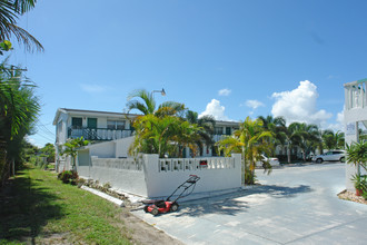 Americana Apartments in Lake Worth, FL - Foto de edificio - Building Photo