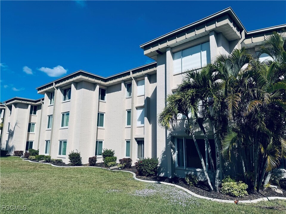 2264 Winkler Ave in Ft. Myers, FL - Foto de edificio