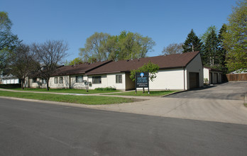 Henry Courts in Bloomington, MN - Building Photo - Building Photo