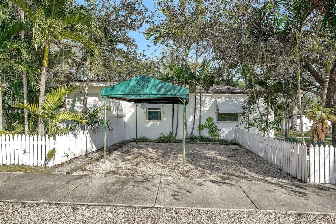 5985 SW 41st St in Miami, FL - Building Photo