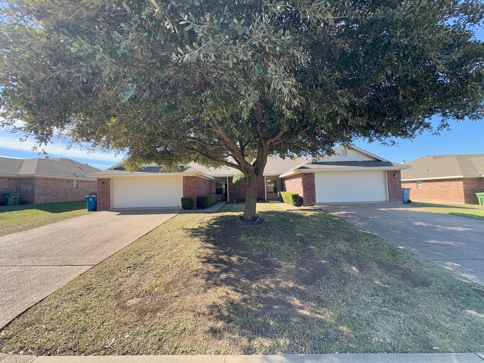 613 Park Ln in Hewitt, TX - Building Photo