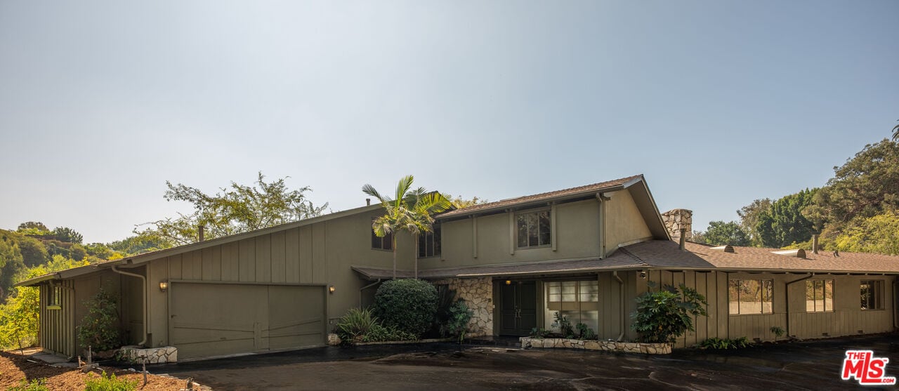 1365 N Wetherly Dr in Los Angeles, CA - Building Photo