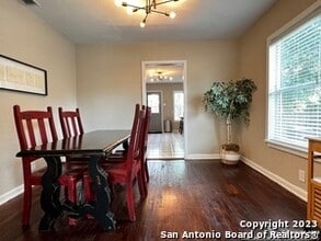 522 W Ridgewood Ct in San Antonio, TX - Building Photo - Building Photo