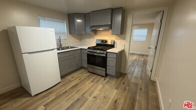 385 Redondo Ave in Long Beach, CA - Building Photo - Building Photo