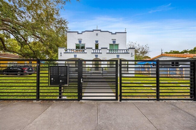 1020 SW 23rd Ave in Miami, FL - Foto de edificio - Building Photo