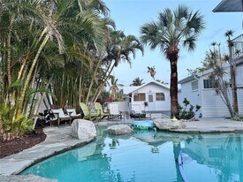 701 Broadway St in Longboat Key, FL - Building Photo