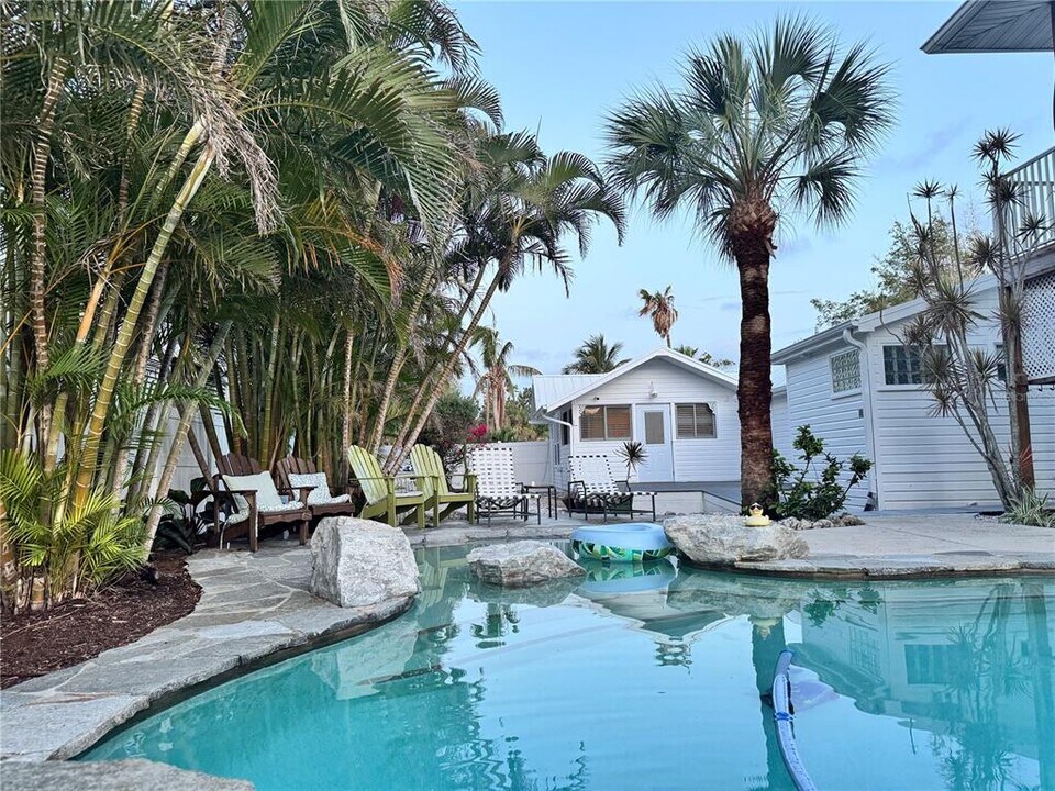 701 Broadway St in Longboat Key, FL - Building Photo