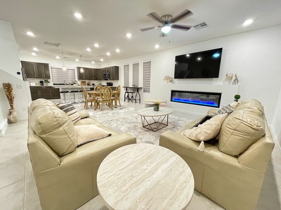 7773 Misty Oaks Ave in Las Vegas, NV - Building Photo