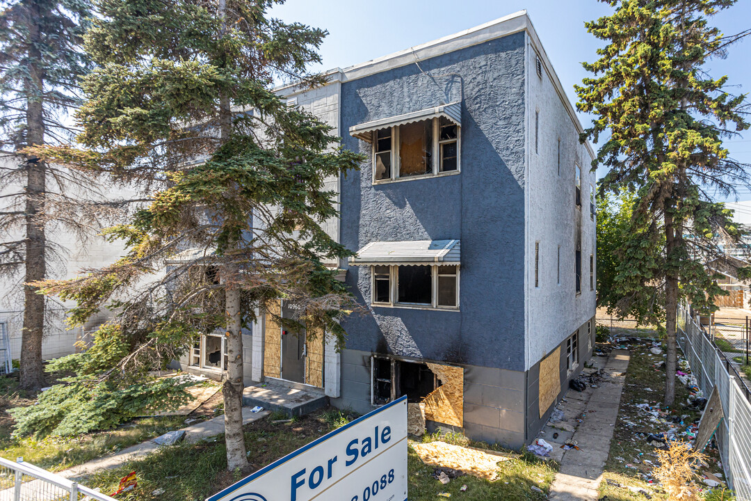 10960 97th St NW in Edmonton, AB - Building Photo