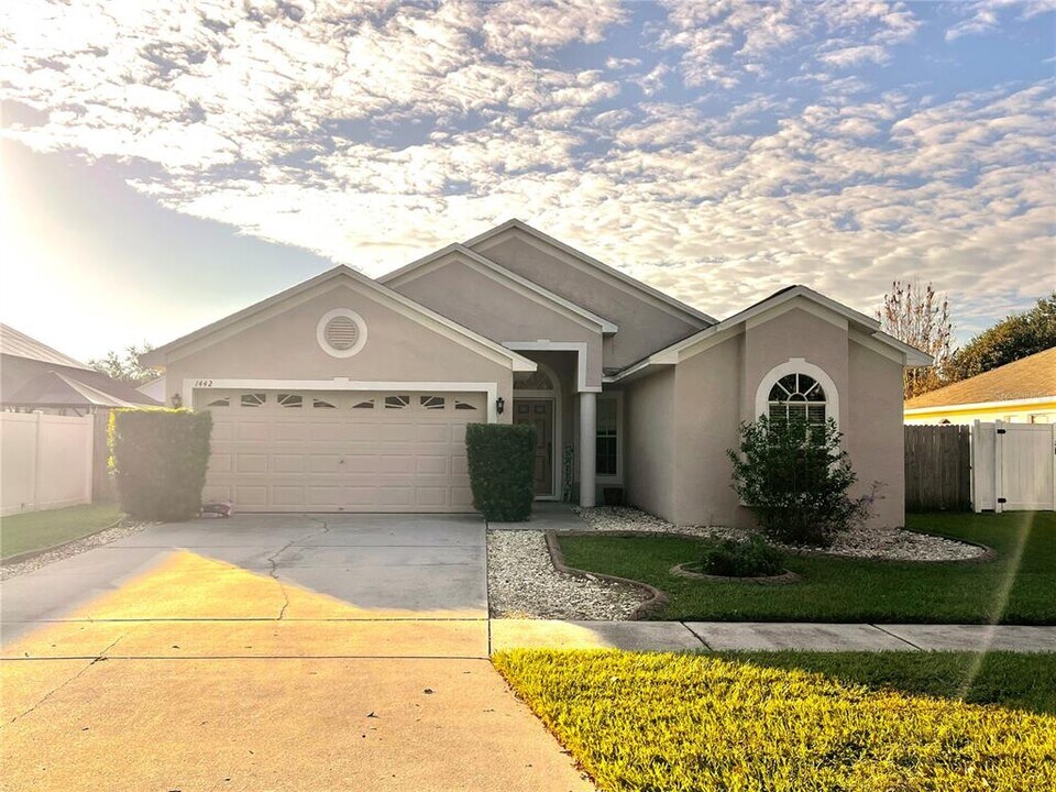 1442 Lake Shore Ranch Dr in Seffner, FL - Foto de edificio