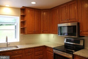 1103 Delf Dr in McLean, VA - Building Photo