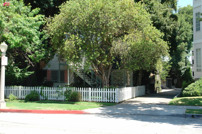 14943-14945 Dickens St in Sherman Oaks, CA - Building Photo - Building Photo