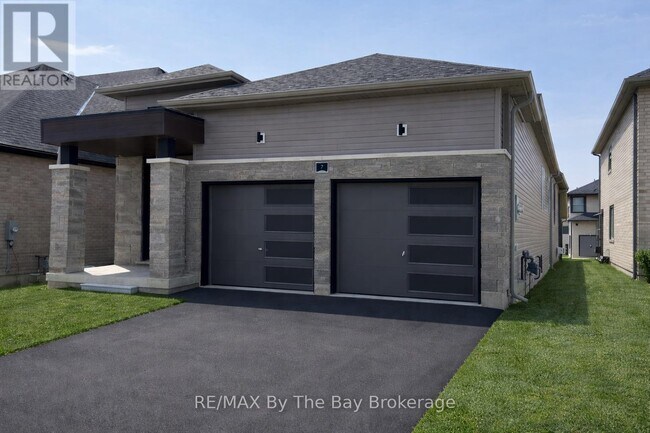7 Rosanne Cir in Wasaga Beach, ON - Building Photo - Building Photo