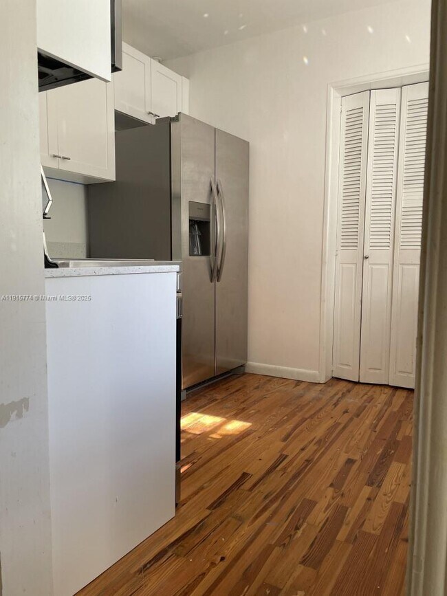 4215 Justison Ct in Miami, FL - Foto de edificio - Building Photo