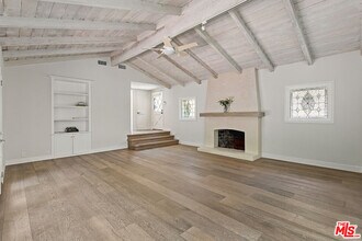3933 Mandeville Canyon Rd in Los Angeles, CA - Foto de edificio - Building Photo
