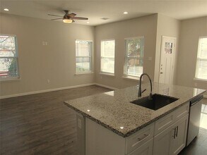 5779 Belarbor St-Unit -B in Houston, TX - Foto de edificio - Building Photo