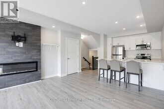 816 Mikinak Rd in Ottawa, ON - Building Photo - Building Photo
