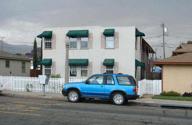 215 S 8th St in Santa Paula, CA - Foto de edificio - Building Photo