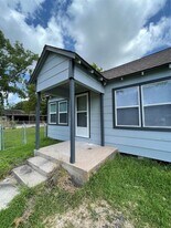 309 Ryan St in Angleton, TX - Building Photo