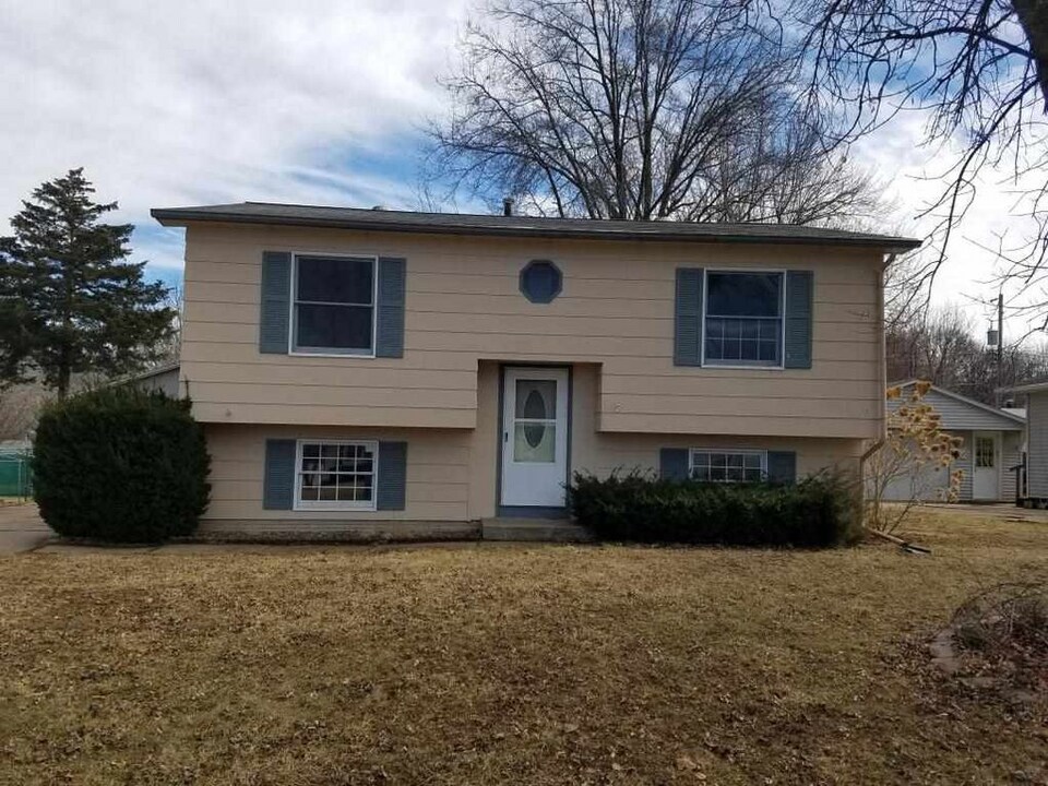 9421 12th St W in Rock Island, IL - Building Photo