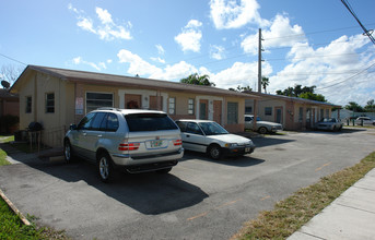 2600-2606 NE 203rd St in Miami, FL - Building Photo - Building Photo