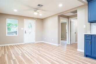 130 E Bernard St in Clute, TX - Building Photo - Building Photo