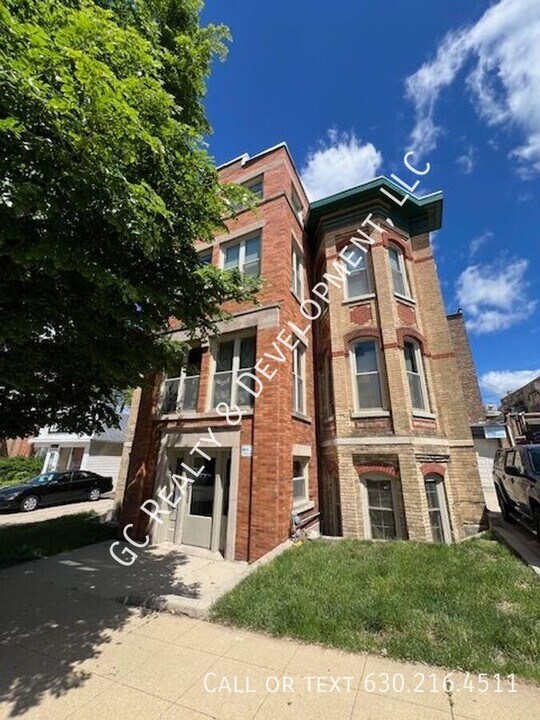 210-214 Dupage St in Elgin, IL - Building Photo