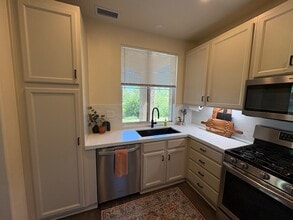 22609 Crown Point Ct in Santa Clarita, CA - Building Photo - Building Photo